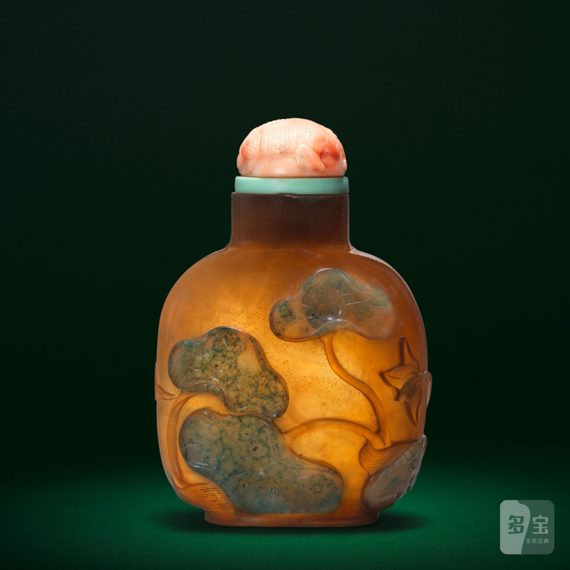 十八/十九世紀 瑪瑙巧雕荷塘圖鼻煙壺 | A CHALCEDONY AGATE 'FROG AND LOTUS' SNUFF BOTTLE - 图3